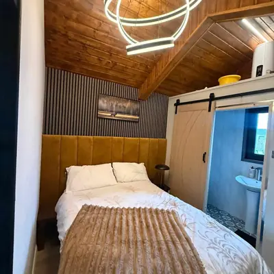 Bedroom with ensuite in the Cosy Couples' Retreat