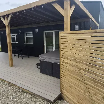 Deck, hot tub and timber privacy screen at the Spacious Family Lodge